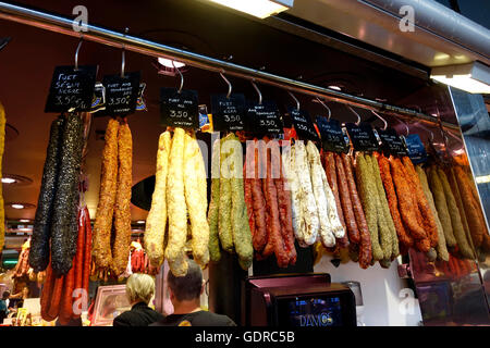 Accrocher saucisses à Barcelone, El Mercat de La Boqueria côté de La Rambla dans Gotic section de la ville. Banque D'Images