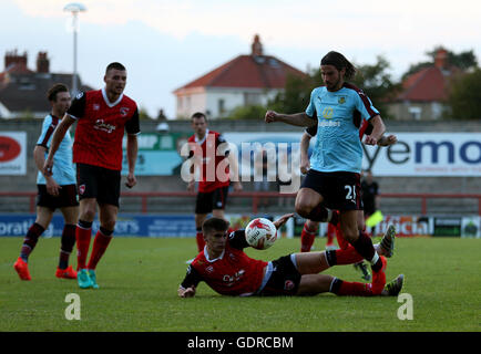 George Boyd de Burnley en action lors de la pré-saison match amical au Globe Arena, Morecambe. Banque D'Images