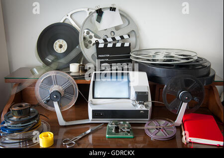 Espace de travail de bureau pour l'édition de films vintage avec des bobines de film, l'édition, la machine, l'épissure clapper Banque D'Images