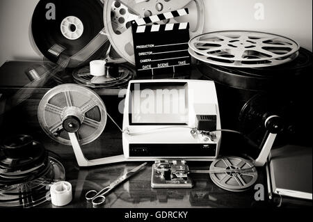 Espace de travail de bureau pour l'édition de films vintage avec des bobines de film, l'édition, la machine, l'épissure clapper en noir et blanc Banque D'Images