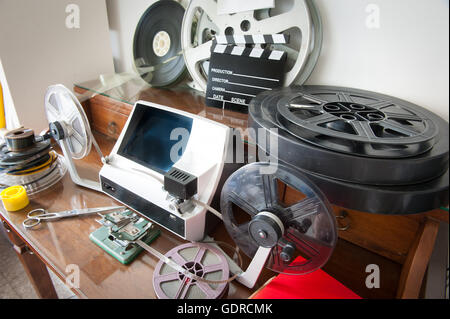 Espace de travail de bureau pour l'édition de films vintage avec des bobines de film, l'édition, la machine, l'épissure clapper Banque D'Images