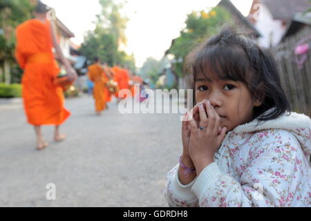 Des moines au matin près du temple Xieng Thong dans la vieille ville de Luang Prabang dans le nord de l'ajo en Souteastasia. Banque D'Images