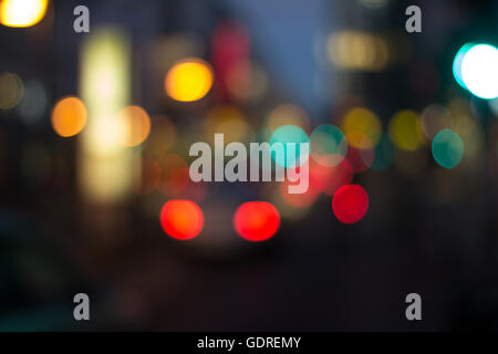 Ville la nuit , feux de circulation de la rue à l'effet bokeh Banque D'Images