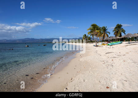 Plage tropicale avec palmiers à Playa Ancon, près de Trinidad, la province de Sancti Spiritus, Cuba Banque D'Images