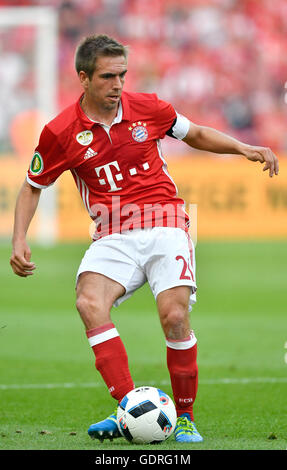 Philipp Lahm de jouer la balle, joueur de football du FC Bayern Munich, en finale de la Coupe allemande à Berlin, Allemagne Banque D'Images