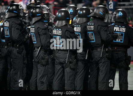 La police anti-émeute en uniforme en face de fans, relégation, Nuremberg, Bavière, Allemagne Banque D'Images