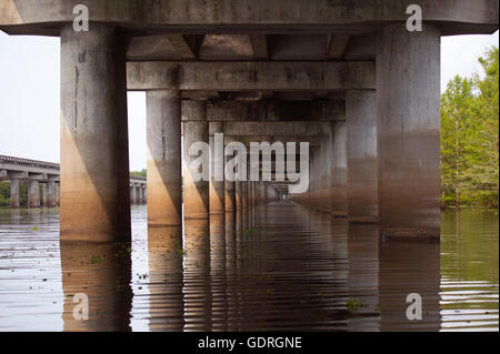 Marais Atchafalaya, freeway, un 18,2 km pont traversant la zone humide sur l'Interstate 10 (I-10) L'autoroute Banque D'Images