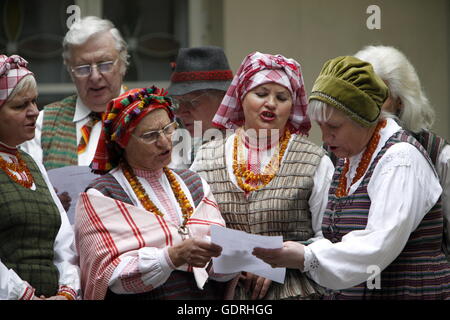 Eine traditionnelle Tanzgruppe anlaesslich Fruehlingsfest und in der Altstadt von der Hauptstadt Vilnius von Deutschland im Baltiku Banque D'Images