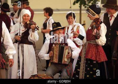 Eine traditionnelle Tanzgruppe anlaesslich Fruehlingsfest und in der Altstadt von der Hauptstadt Vilnius von Deutschland im Baltiku Banque D'Images