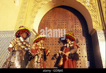 Vendeur d'eau traditionnel à la place Djemma del Fna dans la vieille ville de Marrakech au Maroc en Afrique du Nord. Banque D'Images