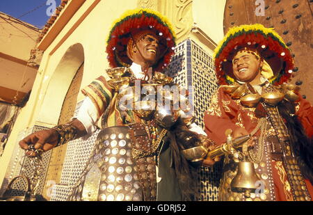 Vendeur d'eau traditionnel à la place Djemma del Fna dans la vieille ville de Marrakech au Maroc en Afrique du Nord. Banque D'Images