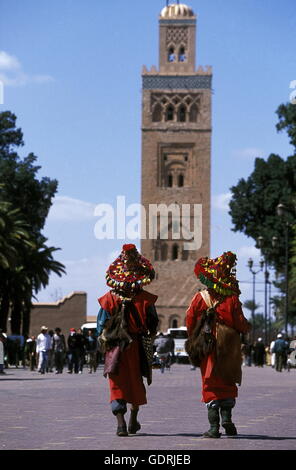 Vendeur d'eau traditionnel à la place Djemma del Fna dans la vieille ville de Marrakech au Maroc en Afrique du Nord. Banque D'Images