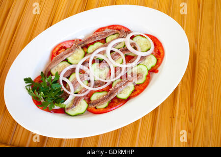 Filets d'anchois salés méditerranéens avec épices et fines herbes Banque D'Images