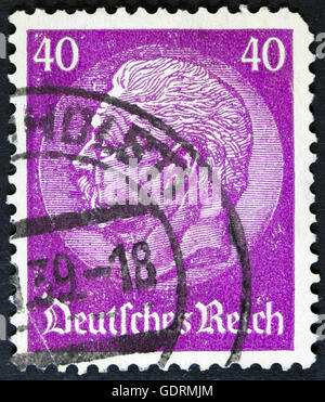 Vieux timbre Allemand utilisé à partir du 30 décembre 1934 année avec Bismarck et Berlin Stamp, et Deutsche Reich sur sous-titres séparés blanc Banque D'Images