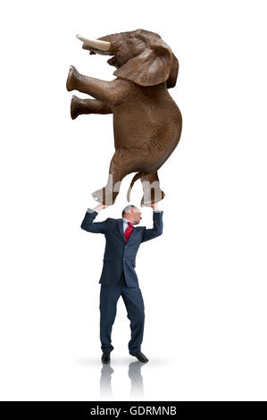 Balance commerciale concept défi businessman holding poids d'éléphant au-dessus de sa tête Banque D'Images