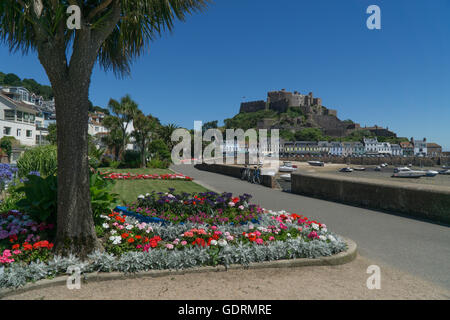 Jardins Fleuris menant au château Mont Orgueil,Jersey,Channel Islands Banque D'Images