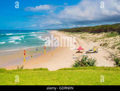 Surf life rescue mis en place et de garder un œil sur les gens nager entre les drapeaux sur une belle plage de l'Île Stradbroke-nord Banque D'Images