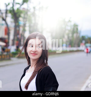 Portrait d'une jolie fille dans la rue Banque D'Images