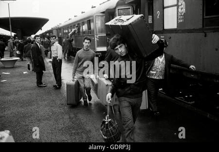 'Italienne ''Gastarbeiter'' à la gare de Wolfsburg, 1966' Banque D'Images