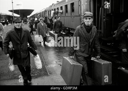 'Italienne ''Gastarbeiter'' à la gare de Wolfsburg, 1966' Banque D'Images