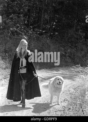 Mirja Sachs en marchant à Rechenau près de Rosenheim, 1969 Banque D'Images