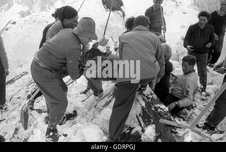 Après une avalanche, les sauveteurs creusent leur chemin à travers la neige à un bâtiment, 1958 Banque D'Images