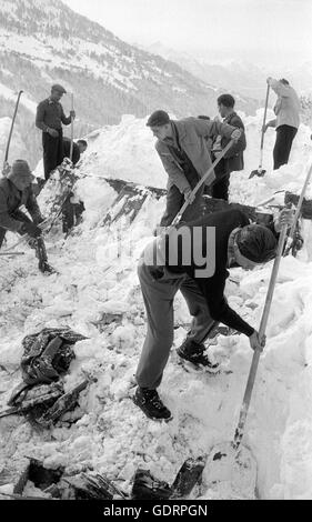 Après une avalanche, les sauveteurs creusent leur chemin à travers la neige à un bâtiment, 1954 Banque D'Images