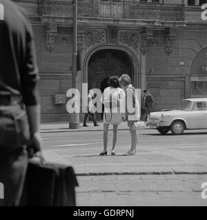 Les jeunes femmes à Prague, 1968 Banque D'Images