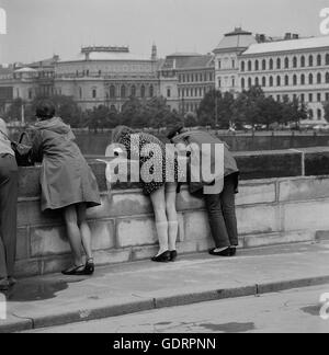 Les jeunes femmes sur le pont Charles à Prague, 1968 Banque D'Images