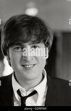 John Lennon making faces à Max Scheler sur une dure journée de train de nuit Banque D'Images