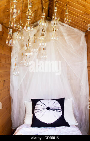 Tatton Park RHS Flower Show Expositions. 19 juillet, 2016. Exposition présentée au fabuleux Tatton RHS Flower Show à Knutsford, Cheshire, Royaume-Uni. L'événement de l'horticulture annuel est une occasion pour le meilleur jardin designers dans le domaine de montrer leurs stands aux milliers de visiteurs. Canicule avec des températures dans les 30º centigrades  + région, les visiteurs seront bénis avec l'affichage des jardins spectacle fantastique sur l'offre. Nos champagnes et vins fins sont sûr de couler alors que le spectacle se déplace vers son célèbre 'Ladies Day'. Credit : Cernan Elias/Alamy Live News Banque D'Images