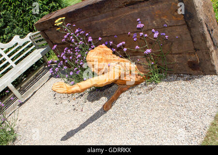 Tatton Park RHS Flower Show Expositions. 19 juillet, 2016. Exposition présentée au fabuleux Tatton RHS Flower Show à Knutsford, Cheshire, Royaume-Uni. L'événement de l'horticulture annuel est une occasion pour le meilleur jardin designers dans le domaine de montrer leurs stands aux milliers de visiteurs. Canicule avec des températures dans les 30º centigrades  + région, les visiteurs seront bénis avec l'affichage des jardins spectacle fantastique sur l'offre. Nos champagnes et vins fins sont sûr de couler alors que le spectacle se déplace vers son célèbre 'Ladies Day'. Credit : Cernan Elias/Alamy Live News Banque D'Images