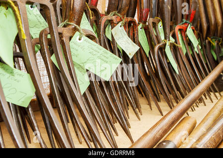 Tatton Park RHS Flower Show Expositions. 19 juillet, 2016. Exposition présentée au fabuleux Tatton RHS Flower Show à Knutsford, Cheshire, Royaume-Uni. L'événement de l'horticulture annuel est une occasion pour le meilleur jardin designers dans le domaine de montrer leurs stands aux milliers de visiteurs. Canicule avec des températures dans les 30º centigrades  + région, les visiteurs seront bénis avec l'affichage des jardins spectacle fantastique sur l'offre. Nos champagnes et vins fins sont sûr de couler alors que le spectacle se déplace vers son célèbre 'Ladies Day'. Credit : Cernan Elias/Alamy Live News Banque D'Images