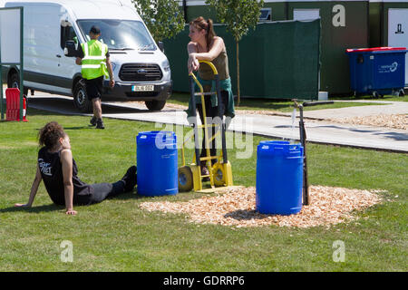 Tatton Park RHS Flower Show Expositions. 19 juillet, 2016. Exposition présentée au fabuleux Tatton RHS Flower Show à Knutsford, Cheshire, Royaume-Uni. L'événement de l'horticulture annuel est une occasion pour le meilleur jardin designers dans le domaine de montrer leurs stands aux milliers de visiteurs. Canicule avec des températures dans les 30º centigrades  + région, les visiteurs seront bénis avec l'affichage des jardins spectacle fantastique sur l'offre. Nos champagnes et vins fins sont sûr de couler alors que le spectacle se déplace vers son célèbre 'Ladies Day'. Credit : Cernan Elias/Alamy Live News Banque D'Images