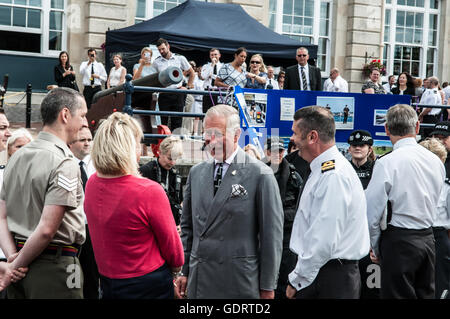 Sa Majesté du chef de la base navale de Devonport, Plymouth, Devon, Royaume-Uni 20 Juillet 2016. Son Altesse Royale le Prince de Galles rencontre des membres de la police navale. Crédit : Steve Lewington/Alamy Live News Banque D'Images