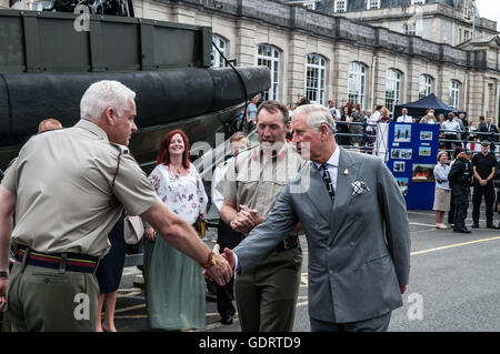 Sa Majesté du chef de la base navale de Devonport, Plymouth, Devon, Royaume-Uni 20 Juillet 2016. Son Altesse Royale le Prince de Galles rencontre Royal marine commandos. Crédit : Steve Lewington/Alamy Live News Banque D'Images