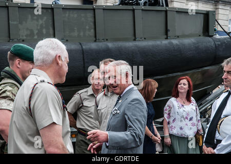 Sa Majesté du chef de la base navale de Devonport, Plymouth, Devon, Royaume-Uni 20 Juillet 2016. Son Altesse Royale le Prince de Galles rencontre Royal marine commandos. Crédit : Steve Lewington/Alamy Live News Banque D'Images