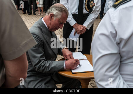 Sa Majesté du chef de la base navale de Devonport, Plymouth, Devon, Royaume-Uni 20 Juillet 2016. Son Altesse Royale le Prince de Galles signe le livre des visiteurs. Crédit : Steve Lewington/Alamy Live News Banque D'Images