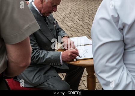 Sa Majesté du chef de la base navale de Devonport, Plymouth, Devon, Royaume-Uni 20 Juillet 2016. Son Altesse Royale le Prince de Galles signe le livre des visiteurs. Crédit : Steve Lewington/Alamy Live News Banque D'Images