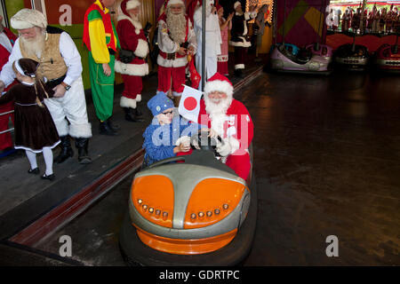 Silkeborg, Danemark. 20 juillet, 2016. Courses dans les auto-tamponneuses étaient une des compétitions lors du Congrès du Père Noël. Ce Japonais Santa est obtenir de l'aide d'un de ses lutins. Depuis plus de 50 ans Santas de partout dans le monde en sont venus à tenir ce congrès de 3 jours à Bakken, le parc d'attractions dans le parc des cerfs juste au nord de Copenhague. Le programme de ce dernier jour du congrès comprend un parmi de Santas pentathlon plus de dix pays, défilés, spectacles, etc. Crédit : Niels Quist/Alamy Live News Banque D'Images