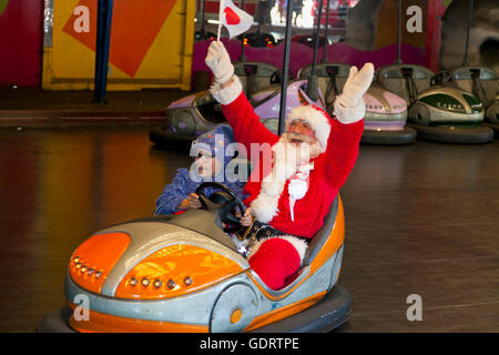 Silkeborg, Danemark. 20 juillet, 2016. Courses dans les auto-tamponneuses étaient sur la liste de la concurrence lors du Congrès du Père Noël. Ce Japonais Santa et son lutin gagner leurs genoux. Depuis plus de 50 ans Santas de partout dans le monde en sont venus à tenir ce congrès de 3 jours à Bakken, le parc d'attractions dans le parc des cerfs juste au nord de Copenhague. Le programme de ce dernier jour du congrès comprend un parmi de Santas pentathlon plus de dix pays, défilés, spectacles, etc. Crédit : Niels Quist/Alamy Live News Banque D'Images