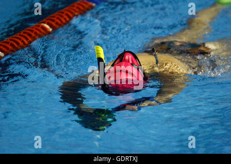 Le sport paralympique de natation athlètes qui représenteront le Brésil, la formation pour les Jeux Paralympiques de 2016 CTPB situé sur la route Imigrantes, Km 1,5 en S ?o Paulo le matin du mercredi (20). Banque D'Images