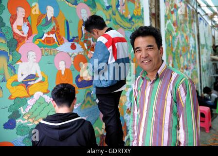 Lhasa, Chine, région autonome du Tibet. 20 juillet, 2016. Peintre de Thangka Nyima est à un atelier à Lhassa, capitale du sud-ouest de la Chine, région autonome du Tibet, le 20 juillet 2016. Thangka, une peinture bouddhiste tibétain sur le coton ou la soie, généralement dépeint une divinité bouddhiste, scène ou mandala. L'œuvre effectue généralement plusieurs fonctions différentes, y compris des outils pédagogiques, outils de méditation ou de prière, au cours de médiums rituels. Credit : Jigme Dorje/Xinhua/Alamy Live News Banque D'Images