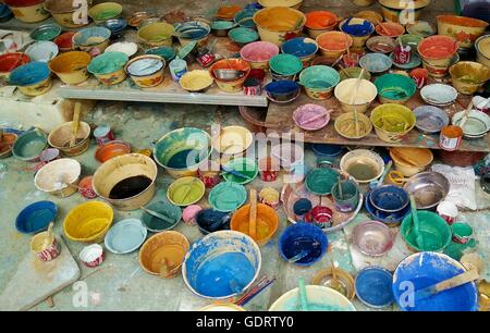 Lhassa. 20 juillet, 2016. Photo prise le 20 juillet 2016 montre la Thangka de pigment minéral lors d'un atelier à Lhassa, capitale de la Chine du sud-ouest de la région autonome du Tibet. Thangka, une peinture bouddhiste tibétain sur le coton ou la soie, généralement dépeint une divinité bouddhiste, scène ou mandala. L'œuvre effectue généralement plusieurs fonctions différentes, y compris des outils pédagogiques, outils de méditation ou de prière, au cours de médiums rituels. Credit : Jigme Dorje/Xinhua/Alamy Live News Banque D'Images