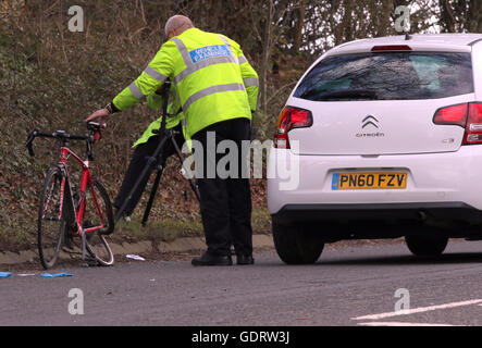 La police a accusé une femme après un cycliste décède après avoir grave accident sur l'A32 près de Wickham. Le cycliste est décédé à la suite d'un accident sur une route principale dans le Hampshire. Jeanette Smith, 69 ans, du petit coin, Denmead, a été accusé d'avoir causé la mort par la conduite imprudente. Les 20 ans a été transporté à l'hôpital après l'incident , avec une grave blessure à la tête. La voiture - un livre blanc Citroen C3 - vélo et étaient en voyage au sud près de la colline de Hoad, près de Wickham, lorsque la collision s'est produit l'accusation fait suite à l'enquête menée par l'unité d'enquête sur les collisions graves dans une collision o Banque D'Images