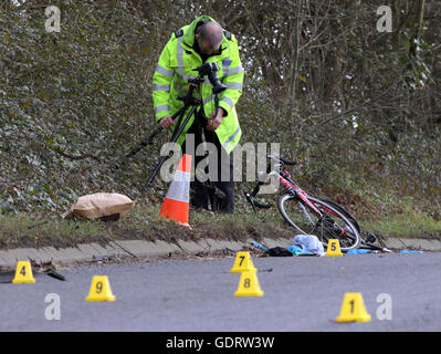 La police a accusé une femme après un cycliste décède après avoir grave accident sur l'A32 près de Wickham. Le cycliste est décédé à la suite d'un accident sur une route principale dans le Hampshire. Jeanette Smith, 69 ans, du petit coin, Denmead, a été accusé d'avoir causé la mort par la conduite imprudente. Les 20 ans a été transporté à l'hôpital après l'incident , avec une grave blessure à la tête. La voiture - un livre blanc Citroen C3 - vélo et étaient en voyage au sud près de la colline de Hoad, près de Wickham, lorsque la collision s'est produit l'accusation fait suite à l'enquête menée par l'unité d'enquête sur les collisions graves dans une collision o Banque D'Images