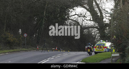 La police a accusé une femme après un cycliste décède après avoir grave accident sur l'A32 près de Wickham. Le cycliste est décédé à la suite d'un accident sur une route principale dans le Hampshire. Jeanette Smith, 69 ans, du petit coin, Denmead, a été accusé d'avoir causé la mort par la conduite imprudente. Les 20 ans a été transporté à l'hôpital après l'incident , avec une grave blessure à la tête. La voiture - un livre blanc Citroen C3 - vélo et étaient en voyage au sud près de la colline de Hoad, près de Wickham, lorsque la collision s'est produit l'accusation fait suite à l'enquête menée par l'unité d'enquête sur les collisions graves dans une collision o Banque D'Images