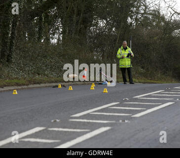 La police a accusé une femme après un cycliste décède après avoir grave accident sur l'A32 près de Wickham. Le cycliste est décédé à la suite d'un accident sur une route principale dans le Hampshire. Jeanette Smith, 69 ans, du petit coin, Denmead, a été accusé d'avoir causé la mort par la conduite imprudente. Les 20 ans a été transporté à l'hôpital après l'incident , avec une grave blessure à la tête. La voiture - un livre blanc Citroen C3 - vélo et étaient en voyage au sud près de la colline de Hoad, près de Wickham, lorsque la collision s'est produit l'accusation fait suite à l'enquête menée par l'unité d'enquête sur les collisions graves dans une collision o Banque D'Images