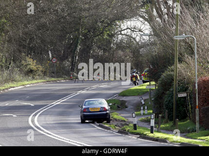 La police a accusé une femme après un cycliste décède après avoir grave accident sur l'A32 près de Wickham. Le cycliste est décédé à la suite d'un accident sur une route principale dans le Hampshire. Jeanette Smith, 69 ans, du petit coin, Denmead, a été accusé d'avoir causé la mort par la conduite imprudente. Les 20 ans a été transporté à l'hôpital après l'incident , avec une grave blessure à la tête. La voiture - un livre blanc Citroen C3 - vélo et étaient en voyage au sud près de la colline de Hoad, près de Wickham, lorsque la collision s'est produit l'accusation fait suite à l'enquête menée par l'unité d'enquête sur les collisions graves dans une collision o Banque D'Images