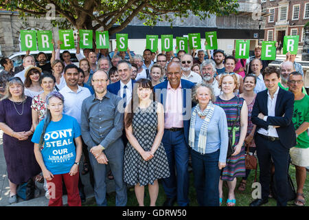 Londres, Royaume-Uni. 20 juillet, 2016. Des membres éminents du Parti Vert y compris Amelia Womack et Shahrar Ali (Leaders adjoints), Jenny Jones (la Baronne Jones de Moulsecoomb) et Jonathan Bartley (le travail et les pensions, porte-parole d'exécution pour co-leader avec Caroline Lucas) accueillir de nouveaux membres pour le Parti Vert à l'extérieur du Parlement. Le Parti Vert a, en réponse à l'UE résultat du référendum et l'augmentation de l'incidence de la xénophobie et les crimes haineux, présente un taux forfaitaire 'International' pour encourager plus de migrants et ressortissants de l'UE à se joindre à la partie. Credit : Mark Kerrison/Alamy Live News Banque D'Images